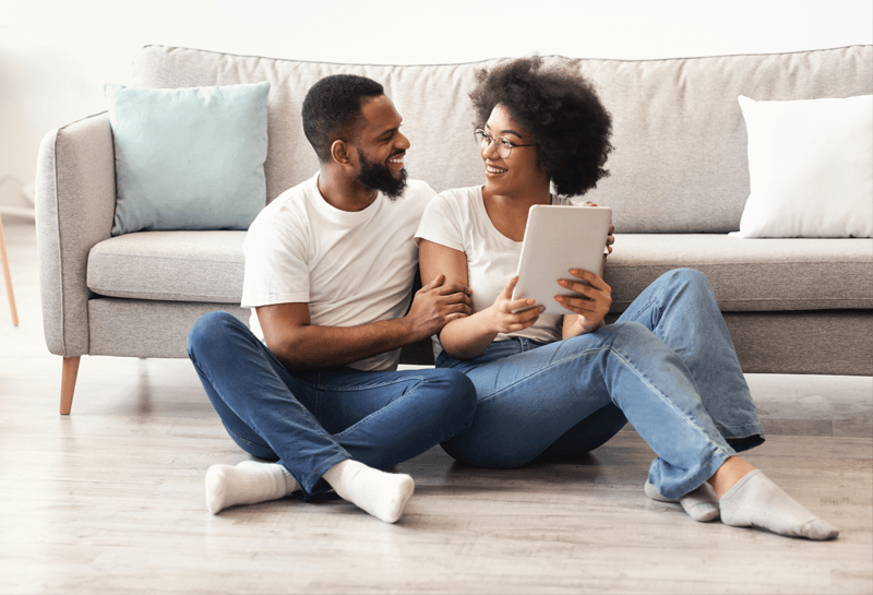 Casal olhando para a tela de um tablet